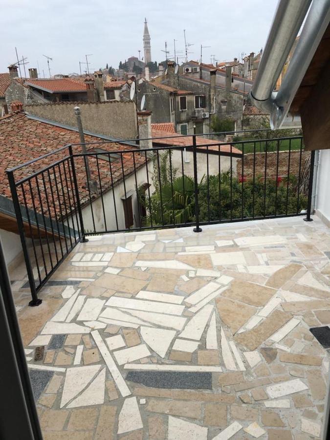 Steinhaus Mit Terrasse Apartment Ровин Екстериор снимка