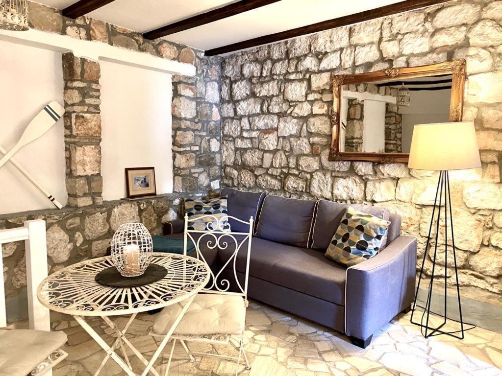 Steinhaus Mit Terrasse Apartment Ровин Екстериор снимка