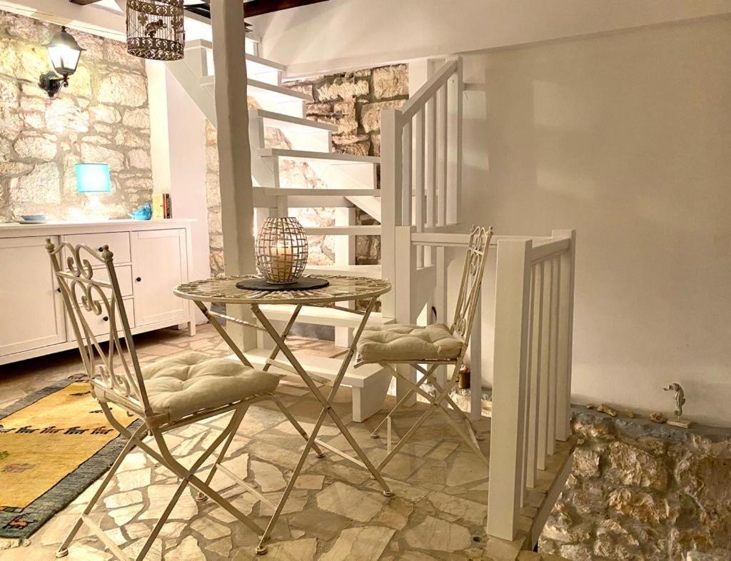 Steinhaus Mit Terrasse Apartment Ровин Екстериор снимка